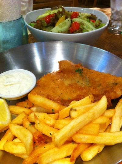 Fried  Cod fish   / lemon / french fries /tatar source  ที่ ร้านอาหาร Cafe Fish