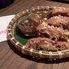 ปีกไก่ทอดในกระจาด ที่ ร้านอาหาร ส้มตำมั๊ยซ์