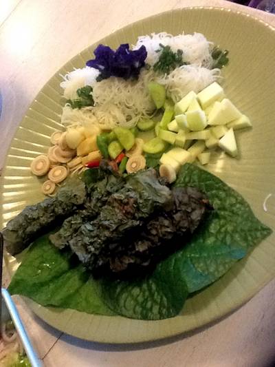 หมูย่างใบชะพลู เมนูสุดยอดครับ...แนะนำเลยทีเดียว ที่ ร้านอาหาร ร้านผักเขียว อาหารเวียดนาม
