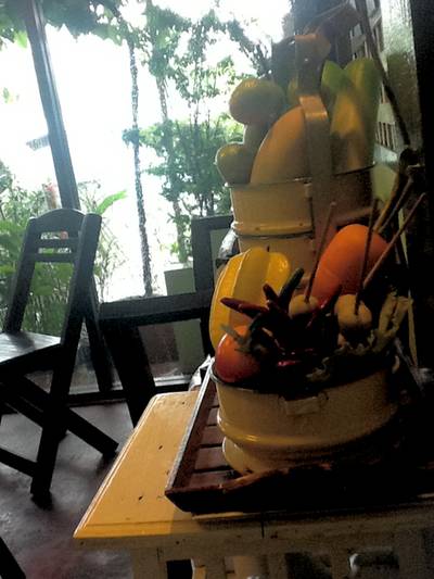 บรรยากาศชิวๆ ภายในร้านครับ ที่ ร้านอาหาร ร้านผักเขียว อาหารเวียดนาม