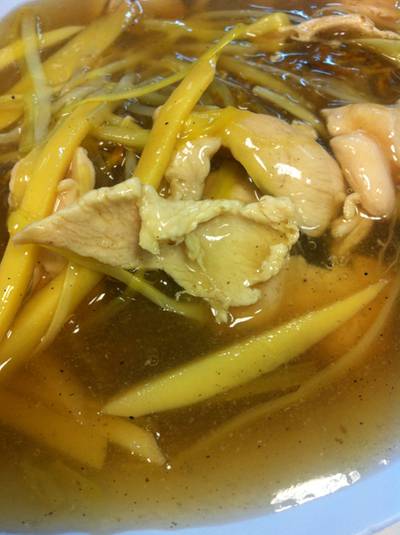 โกยซีหมี่ เหมือนราดหน้าไก่เส้นบะหมี่ รสชาติกกล่อม เหยาะพริกไทยนะ ไม่ต้องปรุง ที่ ร้านอาหาร หัวปลาหม้อไฟ เทียน เทียน