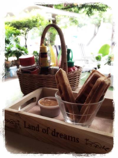 วาฟเฟิลสติ๊ก ที่ ร้านอาหาร I.Q. Cafe