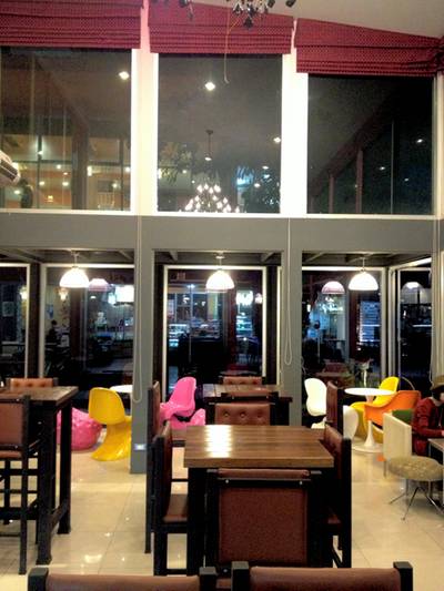 high ceiling with black chandelier  ที่ ร้านอาหาร Montblanc