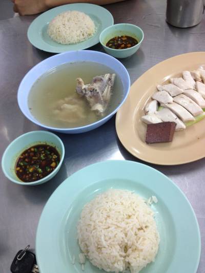 ข้าวนุ่ม ไก่อร่อย น้ำจิ้มเด็ด ที่ ร้านอาหาร ข้าวมันไก่ตอนประตูน้ำ