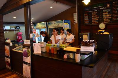 สั่่งน้ำได้ที่นี่เลย ที่ ร้านอาหาร ชานชาลา อัมพวา