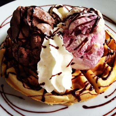 วาฟเฟิลกะไอศรีม ที่ ร้านอาหาร Cup By Cup De Café