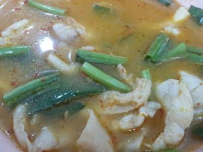 ต้มยำปลา  ที่ ร้านอาหาร ข้าวต้มปลาชลบุรี