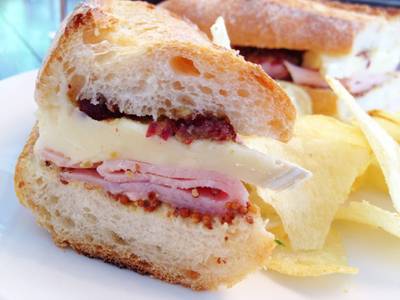 ham and brie sandwich ที่ ร้านอาหาร Dean & Deluca ช่องนนทรี