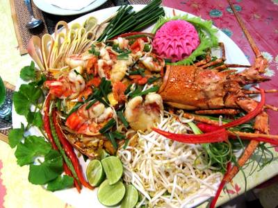 ผัดไทจานใหญ๊...ใหญ่ค่ะ ที่ ร้านอาหาร Sea Breeze Seafood
