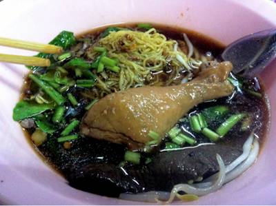 บะหมี่น่องไก่ ที่ ร้านอาหาร เจ้ลั้งชวนชิม บะหมี่น่องไก่ ที่ ร้านอาหาร เจ้ลั้งชวนชิม