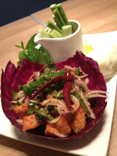 ลาบปลาแซลมอนทอด ที่ ร้านอาหาร Cafe & Etcetera By Kloset