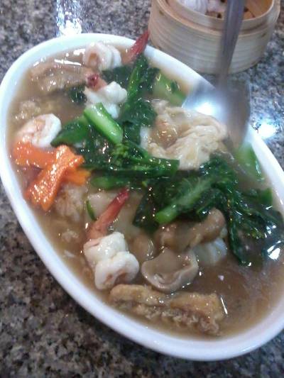 ราดหน้ากุ้ง ปลา  ที่ ร้านอาหาร ฮั่วเซ่งฮง เยาวราช