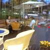 มองออกไปด้านนอกจากในร้่าน ที่ ร้านอาหาร Vanilla Choco