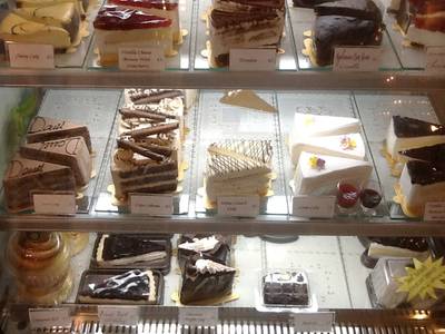 ขนมเค้กน่ากินทั้งนั้นเลย ที่ ร้านอาหาร Vanilla Choco