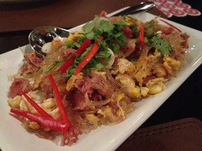 แหนมหม้อผัดวุ้นเส้นกระเทียมโทน (160.-) ที่ ร้านอาหาร Flow Restaurant & Bar