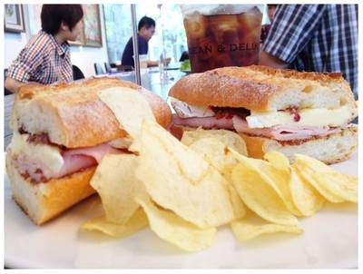 แซนด์วิชแฮมกับชีสบรี ที่ ร้านอาหาร Dean & Deluca ช่องนนทรี