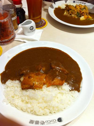 แกงกะหรี่ไก่กรอบ กับ แกงกะหรี่หมูผัดกิมจิ ที่ ร้านอาหาร Coco Ichibanya La Villa