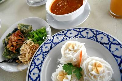 ขนมจีนน้ำพริก ของโปรดครับ มาเป็นชุดพร้อมผัก, ดอกไม้ทอด ที่ ร้านอาหาร ครัวย่า
