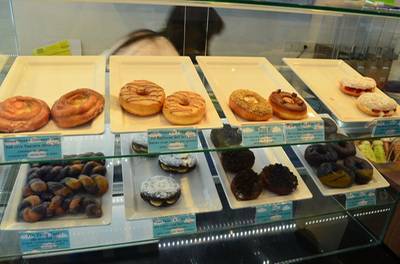 วางเรียงราย~ ที่ ร้านอาหาร Sublime Doughnuts