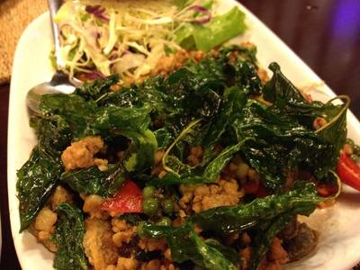 ไข่เยี่ยวม้ากะเพรากรอบ ที่ ร้านอาหาร พันโคม