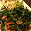 ไข่เยี่ยวม้ากะเพรากรอบ ที่ ร้านอาหาร พันโคม