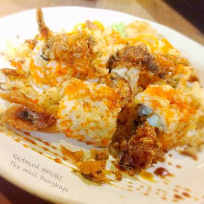 ข้าวห่อปูนิ่มโรยไข่กุ้ง ที่ ร้านอาหาร FUMi Japanese Cuisine The Mall Bangkapi