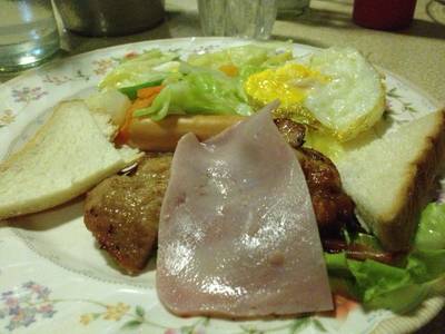 สเต๊กรวมมิตร หมู ไก่ แฮม ไส้กรอก ไข่ดาว (53.-) ที่ ร้านอาหาร สอาดโภชนา