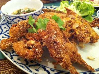 ปลาเนื้ออ่อนทอดกระเทียม ที่ ร้านอาหาร ครัวสารสจัด