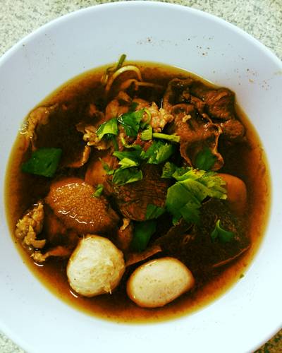 เส้นหมี่เนื้อรวมน้ำแดง ที่ ร้านอาหาร ก๋วยเตี๋ยวเนื้อบางโพ