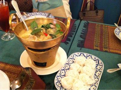 ขนมจีน แกงเขียวหวานลูกชิ้นปลากราย ที่ ร้านอาหาร ครัวสารสจัด