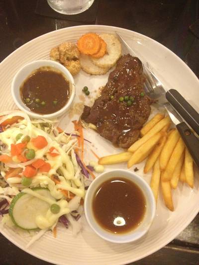 สเต็กเนื้อพริกไทยดำ ที่ ร้านอาหาร Maithai restuarant