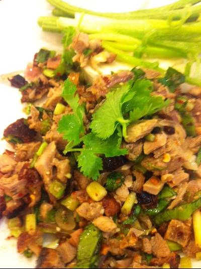 ลาบเป็ดย่าง ที่ ร้านอาหาร สีฟ้า ทองหล่อ
