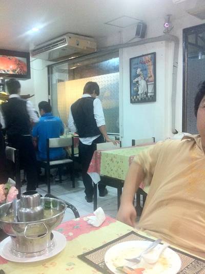 ขยี้แมลงสาบด้วยเท้าต่อหน้าคนกินเลยครับ ที่ ร้านอาหาร Sea Breeze Seafood
