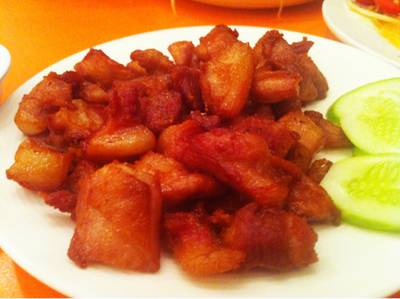 คอหมูทอดเกลือ ที่ ร้านอาหาร ประตูสีฟ้า