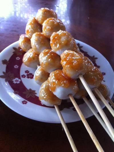 ลูกชิ้นปิ้ง ที่ ร้านอาหาร ใสสะอาด ก๋วยเตี๋ยวลูกชิ้นน้ำใส
