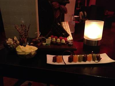 ร้านอาหาร Rib Room & Bar (RR & B) ร้านอาหาร Rib Room & Bar (RR & B)