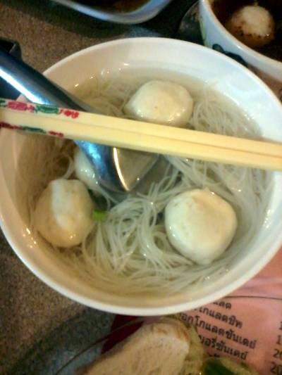 เส้นหมี่น้ำลูกชิ้นไก่  ที่ ร้านอาหาร สอาดโภชนา