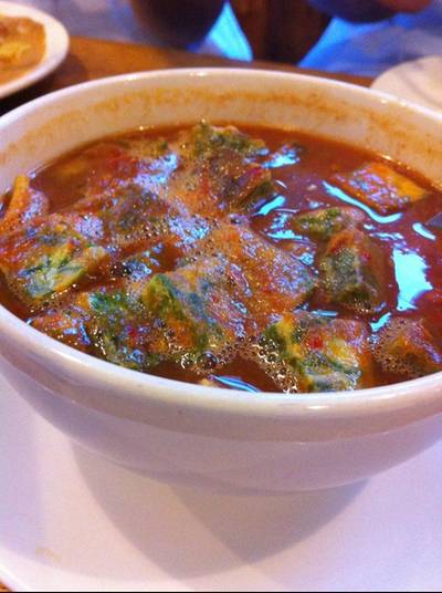 แกงส้มชะอมไข่ร้านนี้ก็มีค่ะ อร่อยด้วยนา ที่ ร้านอาหาร ขนมจีนบ้านผู้การ