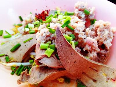 เส้นเล็ก หมูสับ เครื่องใน ที่ ร้านอาหาร รุ่งเรือง ก๋วยเตี๋ยวหมู