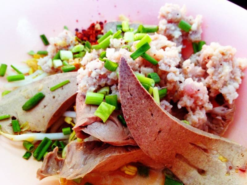 เส้นเล็ก หมูสับ เครื่องใน ที่ ร้านอาหาร รุ่งเรือง ก๋วยเตี๋ยวหมู