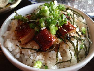 ข้าวหน้าปลาไหลย่างราดซอสญี่ปุ่น ที่ ร้านอาหาร Bishamon