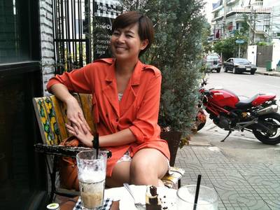 โต๊ะนอกร้าน ริมถนน ชิลๆ :) P.S. Ducati คันนั้น 400,000 บาท!! ที่ ร้านอาหาร PH1B Coffee Bar
