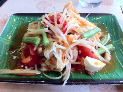 ส้มตำไทยไข่เค็ม ที่ ร้านอาหาร มาดามครก