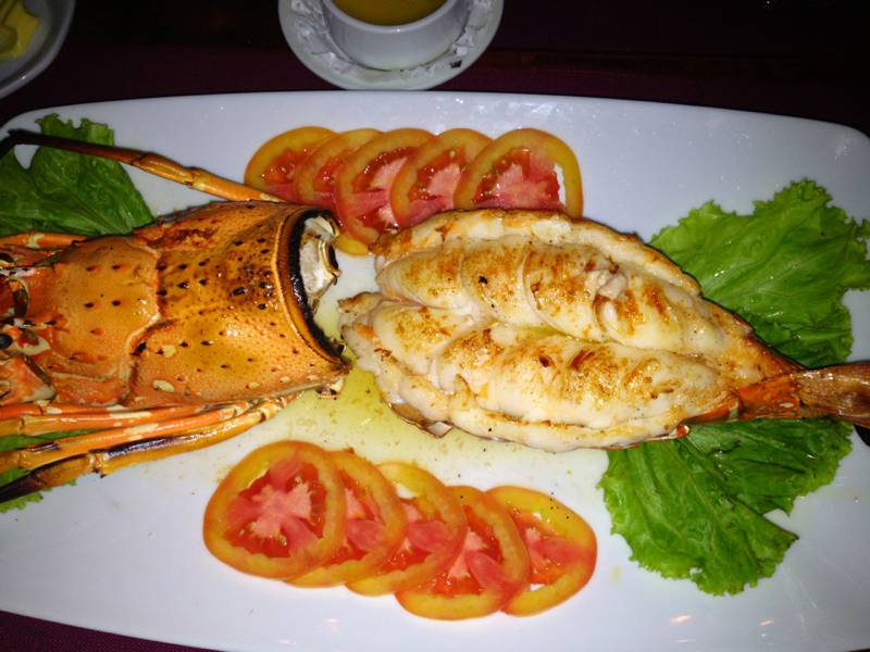 กุ้งมังกรสดๆของคุณแม่ค่ะ ที่ ร้านอาหาร Neil's Tavern Restaurant (Steak House) ร่วมฤดี