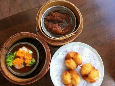 ซาลาเปาหมูแดงทอดอร่อย ที่ ร้านอาหาร ตังเกี๋ย แต่เตี้ยม ซาลาเปาหมูแดงทอดอร่อย ที่ ร้านอาหาร ตังเกี๋ย แต่เตี้ยม