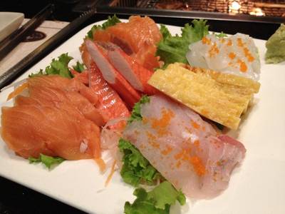 Sashimi รวม ไม่ค่อย work เท่าไหร่ ปลาไม่สด ที่ ร้านอาหาร Elite Grill Bar K-Village