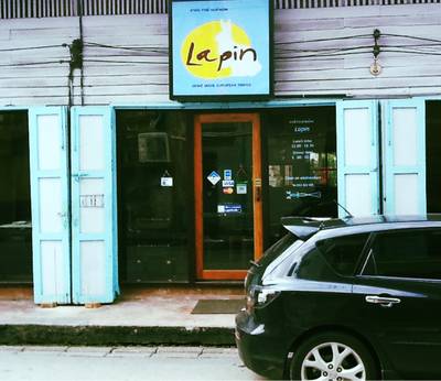หน้าร้าน ที่ ร้านอาหาร Lapin คาเฟ่กระต่ายน้อย