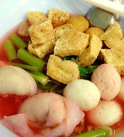 เส้นใหญ่เย็นตาโฟ ที่ ร้านอาหาร ก๋วยเตี๋ยวลูกชิ้นปลาล้งเล้ง