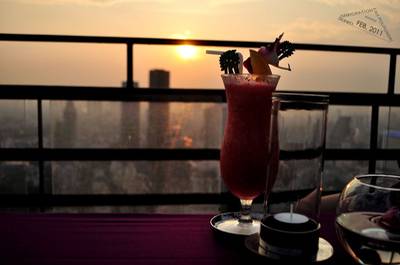 เครื่องดื่มเย็น ๆ พร้อมกับอาทิตย์ที่กำลังลาลับขอบฟ้า ที่ ร้านอาหาร Vertigo