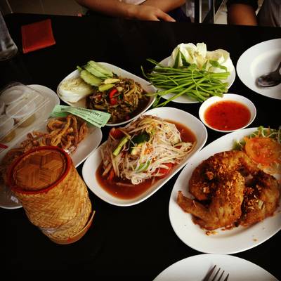 :)) ที่ ร้านอาหาร ส้มตำจินดา